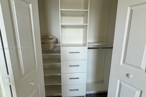 Condo in Hialeah, Florida, 3 bedrooms № 2243706 - photo 6