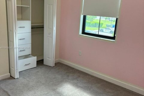 Condo in Hialeah, Florida, 3 bedrooms № 2243706 - photo 15
