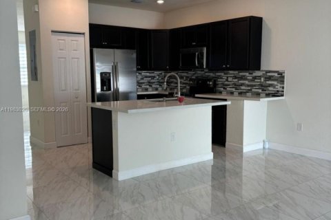 Condo in Hialeah, Florida, 3 bedrooms № 2243706 - photo 5