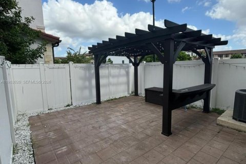 Condo in Hialeah, Florida, 3 bedrooms № 2243706 - photo 2