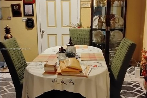 Villa ou maison à vendre à Miami Gardens, Floride: 4 chambres, 190.73 m2 № 2035540 - photo 13