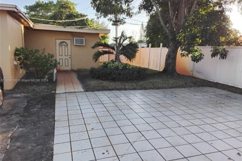 Villa ou maison à vendre à Miami Gardens, Floride: 4 chambres, 190.73 m2 № 2035540 - photo 23