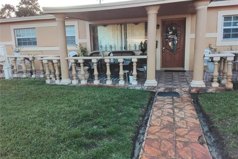 Villa ou maison à vendre à Miami Gardens, Floride: 4 chambres, 190.73 m2 № 2035540 - photo 2