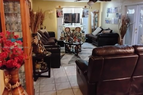 Villa ou maison à vendre à Miami Gardens, Floride: 4 chambres, 190.73 m2 № 2035540 - photo 11