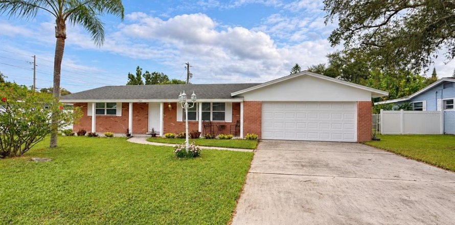 House in Largo, Florida 3 bedrooms, 158.31 sq.m. № 2405048