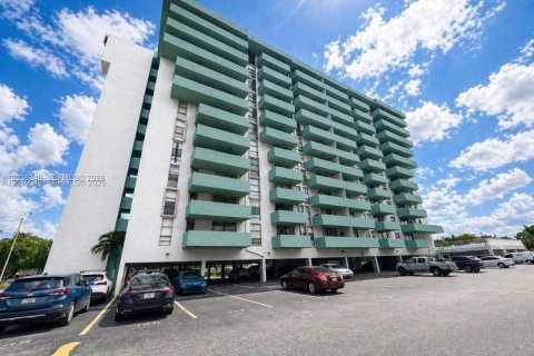 Copropriété à vendre à Hialeah, Floride: 1 chambre, 66.15 m2 № 2084266 - photo 1