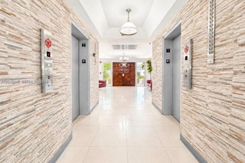 Copropriété à vendre à Hialeah, Floride: 1 chambre, 66.15 m2 № 2084266 - photo 13