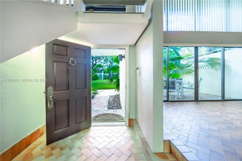 Condo in Miami, Florida, 3 bedrooms № 1990291 - photo 3