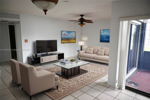 Condo in Pembroke Pines, Florida, 3 bedrooms  № 1728560 - photo 2