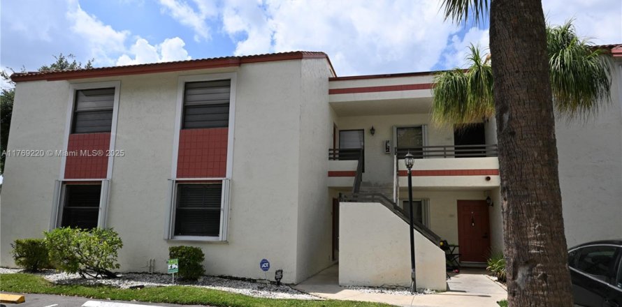 Condo in Pembroke Pines, Florida, 3 bedrooms  № 1728560
