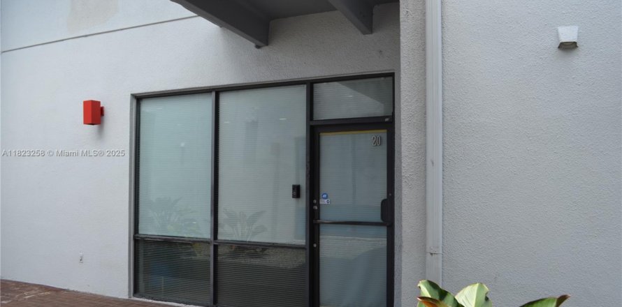 Commercial property in Miami, Florida № 1788858