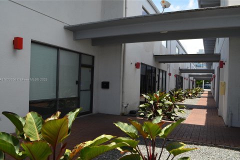 Commercial property in Miami, Florida № 1788858 - photo 2
