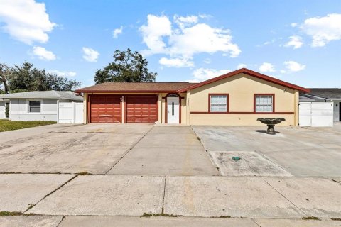 Casa en venta en Tampa, Florida, 6 dormitorios, 186.92 m2 № 1531776 - foto 2