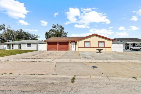 Casa en venta en Tampa, Florida, 6 dormitorios, 186.92 m2 № 1531776 - foto 1