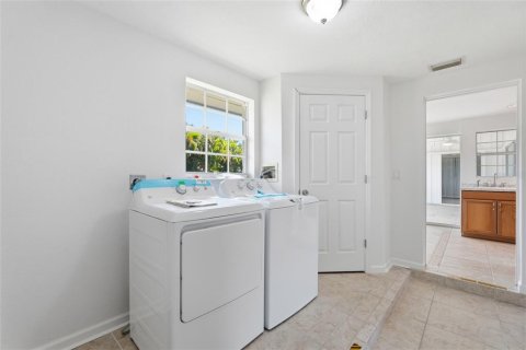 House in Punta Gorda, Florida 3 bedrooms, 131.46 sq.m. № 2235761 - photo 24