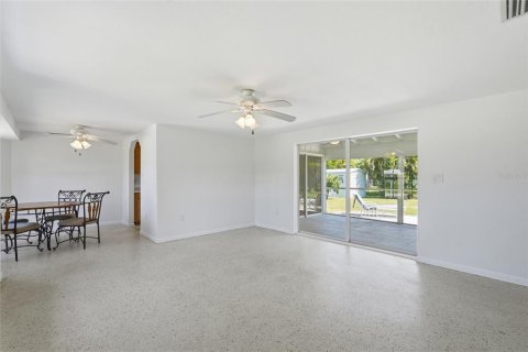 House in Punta Gorda, Florida 3 bedrooms, 131.46 sq.m. № 2235761 - photo 4