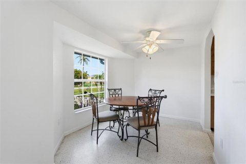 House in Punta Gorda, Florida 3 bedrooms, 131.46 sq.m. № 2235761 - photo 8
