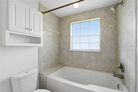 House in Punta Gorda, Florida 3 bedrooms, 131.46 sq.m. № 2235761 - photo 17