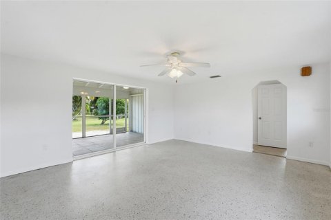 House in Punta Gorda, Florida 3 bedrooms, 131.46 sq.m. № 2235761 - photo 5