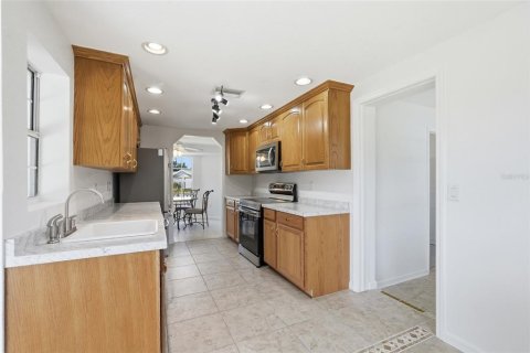 House in Punta Gorda, Florida 3 bedrooms, 131.46 sq.m. № 2235761 - photo 9