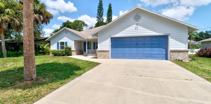 House in Sebastian, Florida 4 bedrooms, 228.63 sq.m. № 1907051