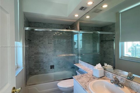Condo in Miami, Florida, 2 bedrooms  № 1896591 - photo 8