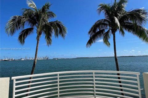 Condo in Miami, Florida, 2 bedrooms  № 1896591 - photo 16