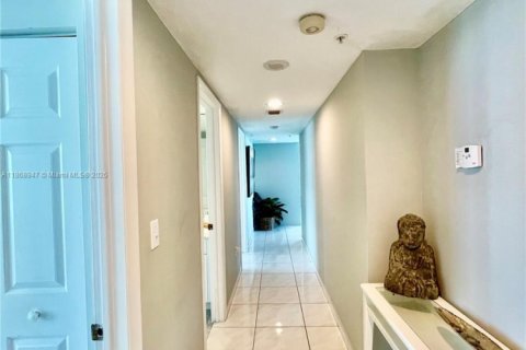 Condo in Miami, Florida, 2 bedrooms  № 1896591 - photo 4
