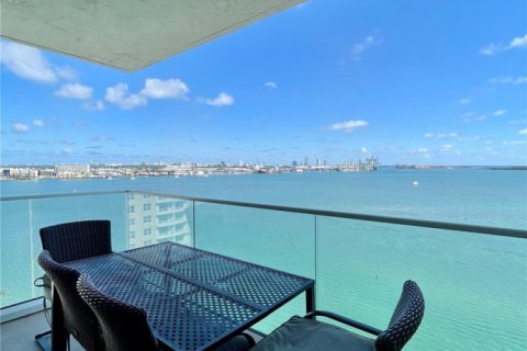 Condo in Miami, Florida, 2 bedrooms  № 1896591 - photo 1