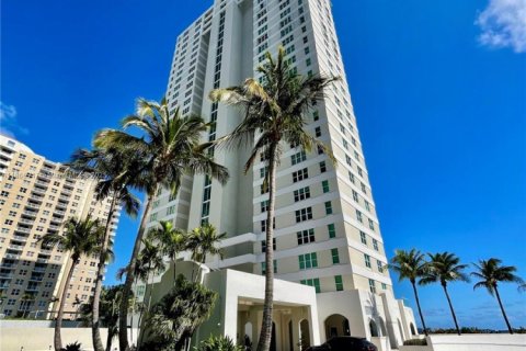 Condo in Miami, Florida, 2 bedrooms  № 1896591 - photo 17