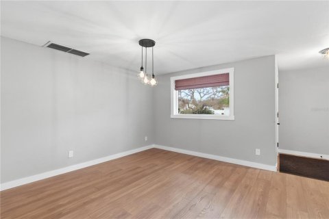 House in Seminole, Florida 3 bedrooms, 293.57 sq.m. № 2199022 - photo 11