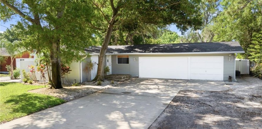 House in Seminole, Florida 3 bedrooms, 293.57 sq.m. № 2199022