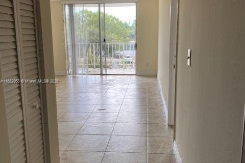 Condo in Miami, Florida, 1 bedroom  № 1930745 - photo 17
