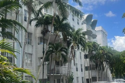Condo in Miami, Florida, 1 bedroom  № 1930745 - photo 27