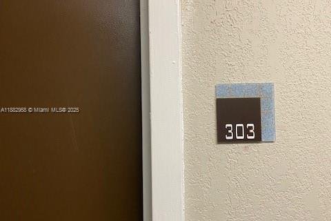 Condo in Miami, Florida, 1 bedroom  № 1930745 - photo 1