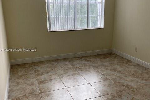 Condo in Miami, Florida, 1 bedroom  № 1930745 - photo 13