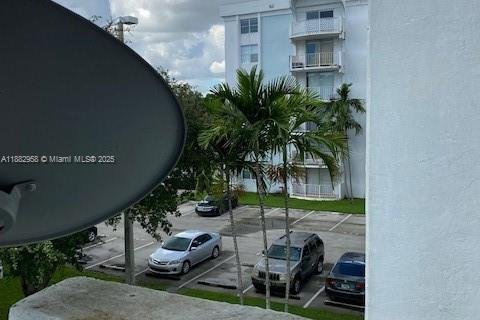 Condo in Miami, Florida, 1 bedroom  № 1930745 - photo 25