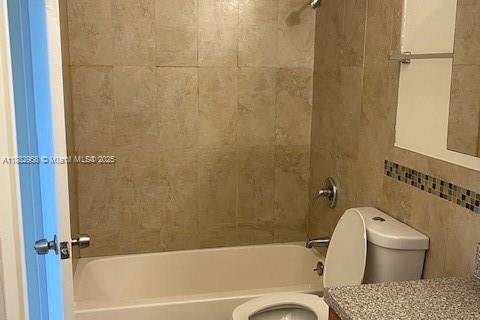 Condo in Miami, Florida, 1 bedroom  № 1930745 - photo 11
