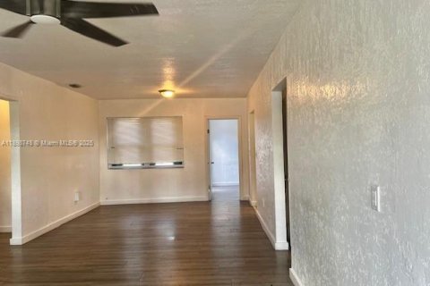 Снять в аренду виллу или дом в Норт-Майами, Флорида 3 спальни, 156.17м2, № 1950567 - фото 6