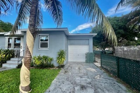 Снять в аренду виллу или дом в Норт-Майами, Флорида 3 спальни, 156.17м2, № 1950567 - фото 3