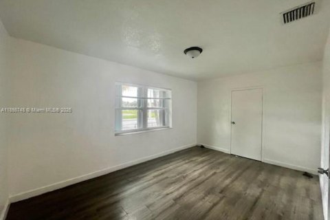 Снять в аренду виллу или дом в Норт-Майами, Флорида 3 спальни, 156.17м2, № 1950567 - фото 21