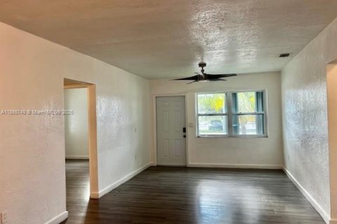 Снять в аренду виллу или дом в Норт-Майами, Флорида 3 спальни, 156.17м2, № 1950567 - фото 10