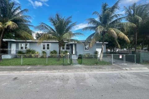 Снять в аренду виллу или дом в Норт-Майами, Флорида 3 спальни, 156.17м2, № 1950567 - фото 1