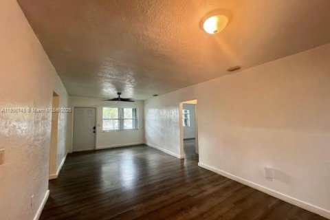 Снять в аренду виллу или дом в Норт-Майами, Флорида 3 спальни, 156.17м2, № 1950567 - фото 20