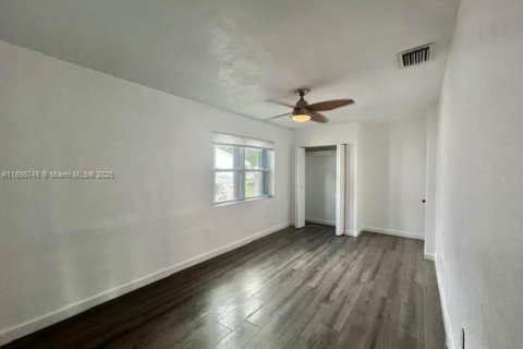 Снять в аренду виллу или дом в Норт-Майами, Флорида 3 спальни, 156.17м2, № 1950567 - фото 25