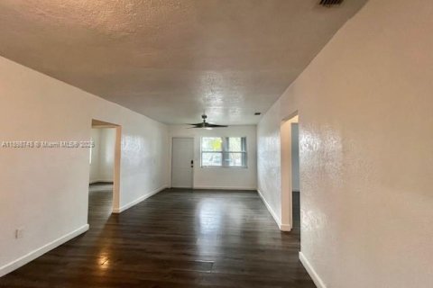 Снять в аренду виллу или дом в Норт-Майами, Флорида 3 спальни, 156.17м2, № 1950567 - фото 24