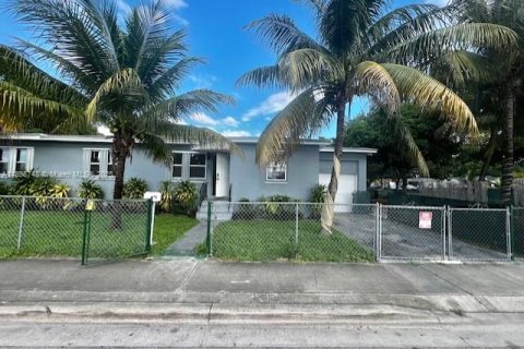 Снять в аренду виллу или дом в Норт-Майами, Флорида 3 спальни, 156.17м2, № 1950567 - фото 2