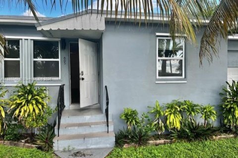 Снять в аренду виллу или дом в Норт-Майами, Флорида 3 спальни, 156.17м2, № 1950567 - фото 4