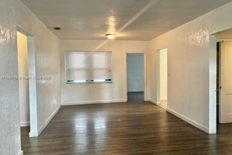 Снять в аренду виллу или дом в Норт-Майами, Флорида 3 спальни, 156.17м2, № 1950567 - фото 9