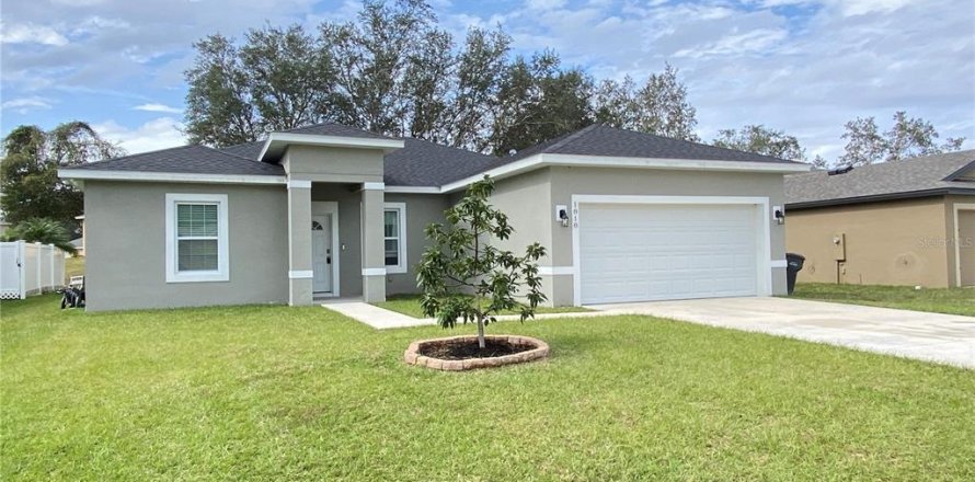House in Poinciana, Florida 4 bedrooms, 163.32 sq.m. № 1546869